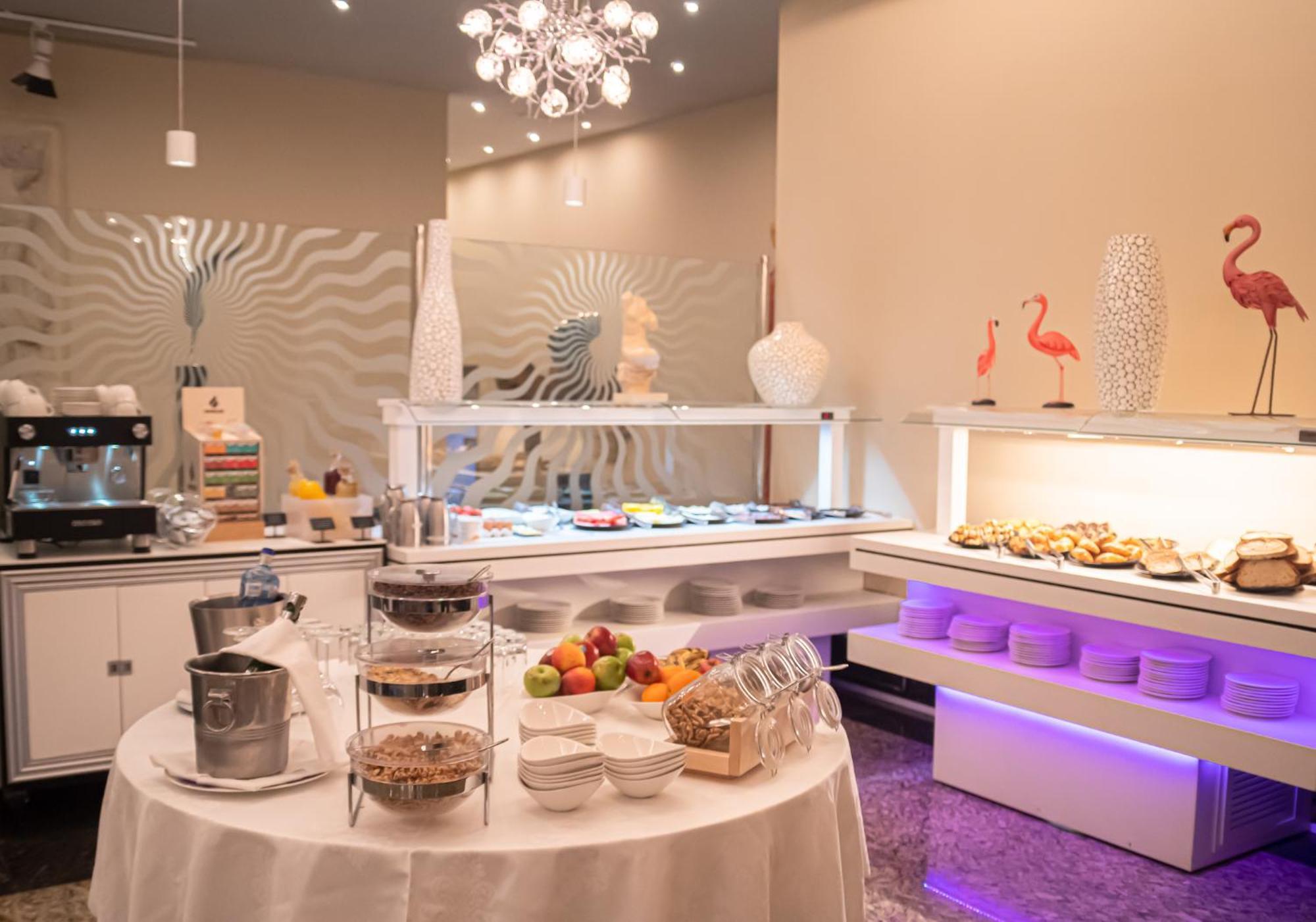 Hotel Princesa Parc Excellence Arinsal Exterior foto A buffet at a hotel